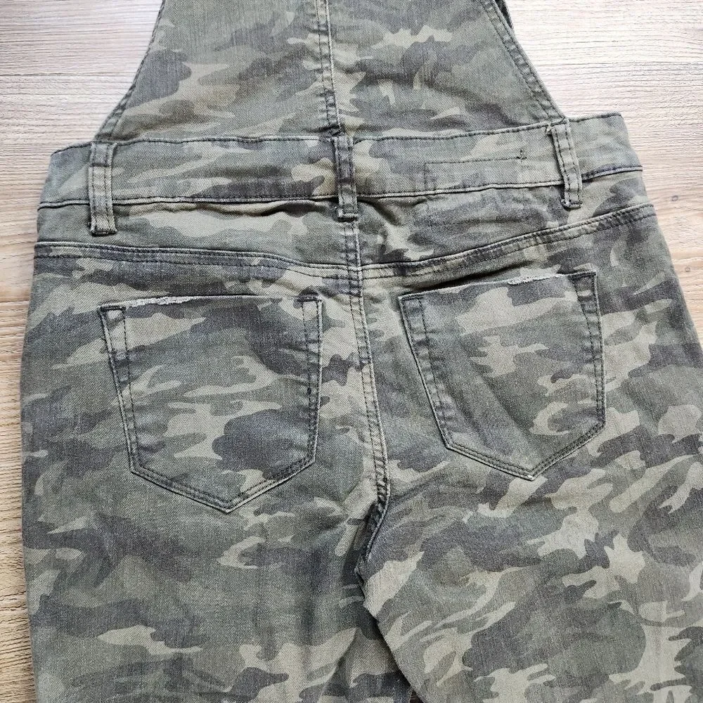 🔹️Vanilla Star Green Camouflage Distressed Leg Denim Overalls Small
